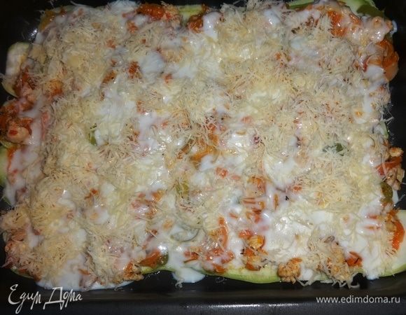 На соус выложить 1/3 часть натертого сыра.