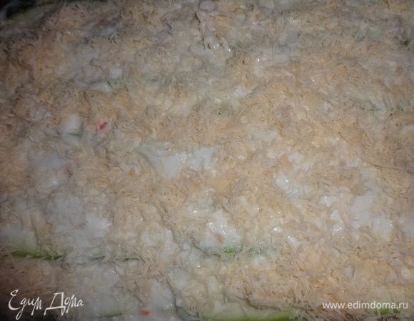 Посыпать поверх соуса оставшимся сыром.