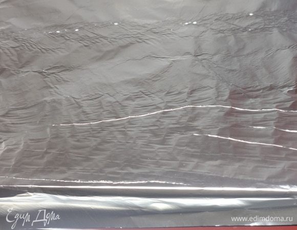 Накрыть форму фольгой и поставить в духовку, разогретую до 190 ͦ С на 45–50 мин. Мне кажется, что после половины времени запекания фольгу можно было снять, чтобы выпарилась часть жидкости. А так выделилось еще много сока. Но я думаю, что это не такой уж большой недостаток.