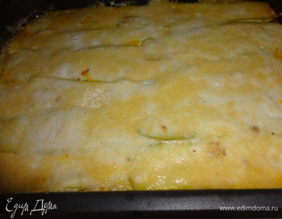 Вынуть форму из духовки, открыть фольгу. Вот так выглядит готовая лазанья из кабачков с курицей.