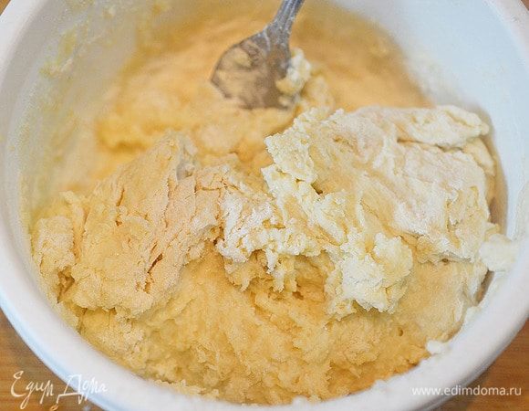 Добавьте муку и замесите мягкое тесто.