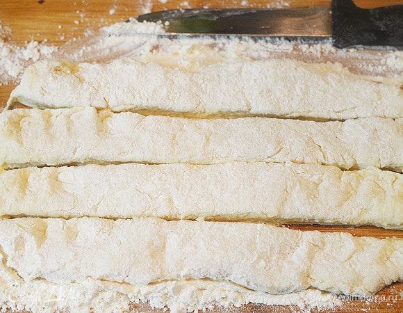Раскатайте толщиной 5 мм и нарежьте на полоски.
