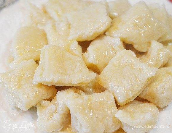 Выложите в тарелку и полейте растопленным сливочным маслом.