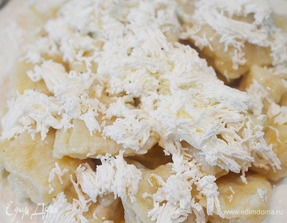 Сверху посыпьте протертым через сито творогом. При желании можно посыпать сахаром.