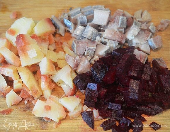 Картофель, сельдь, свеклу, яблоко нарежьте кубиком.