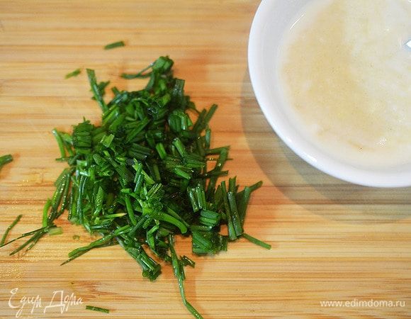 Лук нарежьте и добавьте в заправку.