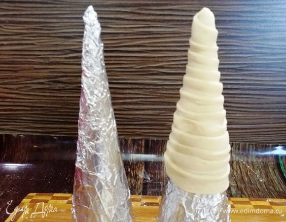 Наматываем тесто на конус.