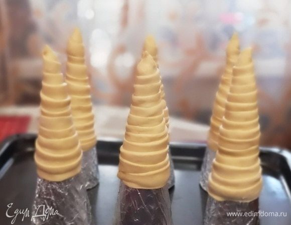 Конусы устанавливаем на противень и всю конструкцию отправляем в разогретую до 200⁰С духовку на 15 минут.