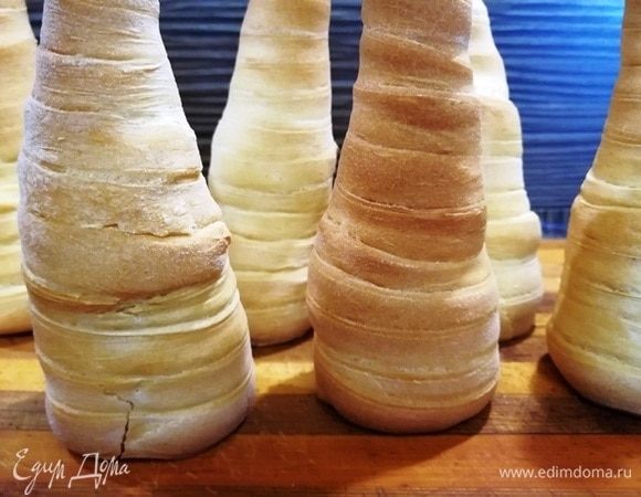 Края готовых рожков с помощью тонкого ножа аккуратно отделяем от форм. Если край немного треснул, не страшно, это же домашняя выпечка.