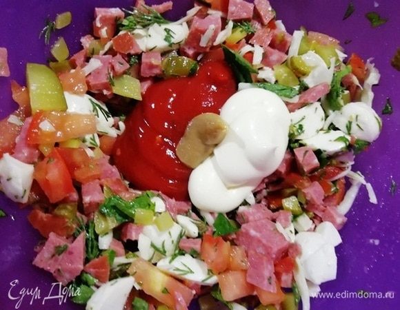 Перемешиваем их, добавляем кетчуп, майонез и горчицу и еще раз перемешиваем.