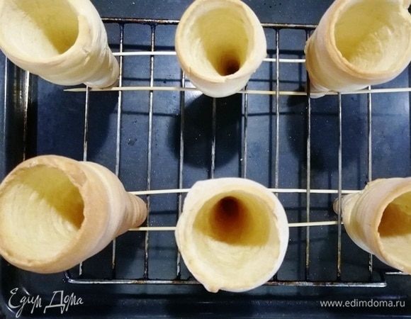 Сломав весь мозг как дозапечь пиццу, я вышла из положения вот таким образом. Деревянные шпажки немного подержала в теплой воде и закрепила их в решетке для выпечки. Вставила рожки и немного подтянула шпажки друг к другу, зафиксировав заготовки.