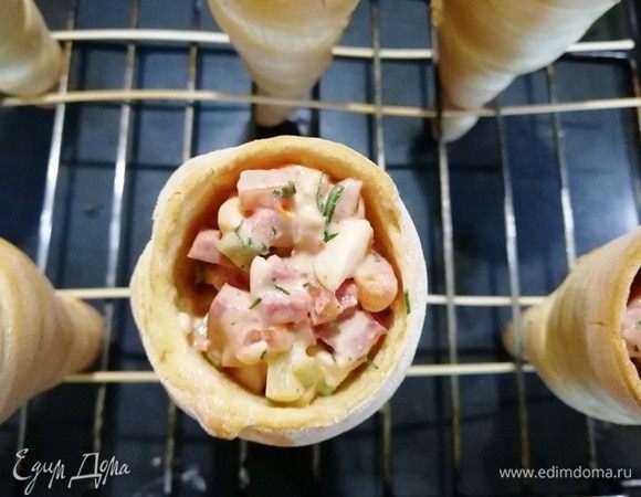 В каждый рожок выкладываем начинку, сверху укладываем шарик моцареллы–мини (забыла сфотографировать). Отправляем обратно в духовку на 5 минут.