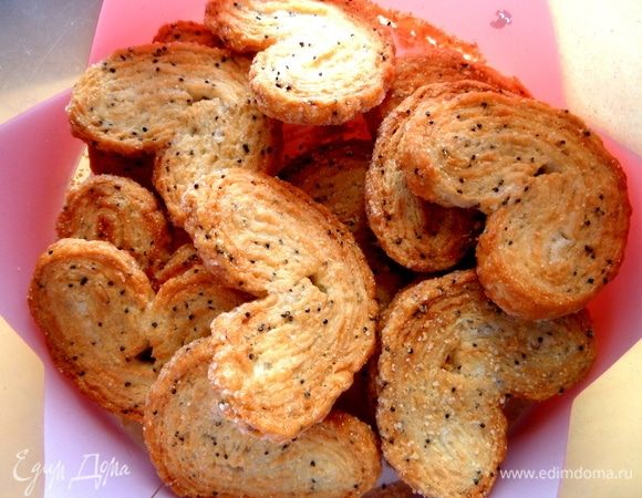 Готовить будем из мини печенья «ушки». У меня они с маком — нам нравятся, но можно любые, конечно.