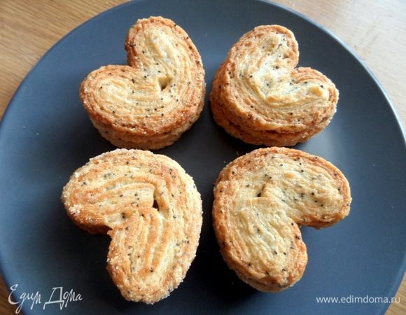 Делаем примерку на плоской тарелке, в которой будем подавать. Если хотите сплошным тортиком, то не делайте расстояние.