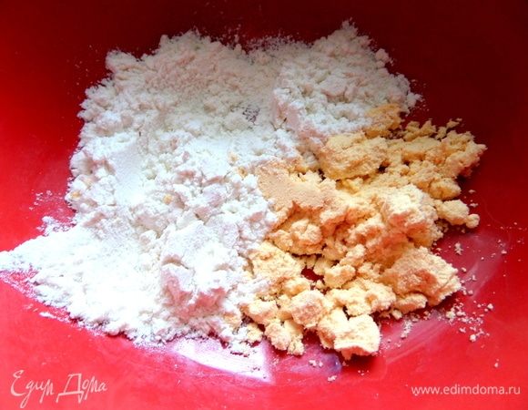 В отдельной посуде смешать яйцо (или в качестве замены яичный порошок 1 ст. л.=1 яйцо), муку и немного теплого молоко из кастрюльки.