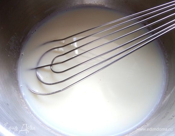 Проверяем растворился ли сахар в молоке.