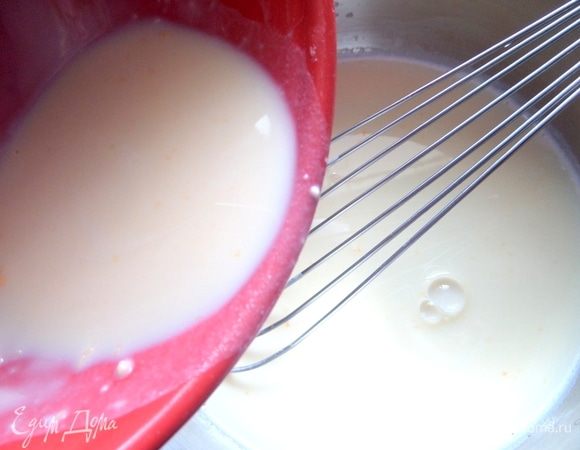 Влить яичную массу в нагретое молоко, продолжая взбивать венчиком.