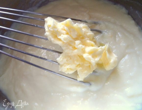 Выключить. Дать остыть немного крему и ввести мягкое масло.