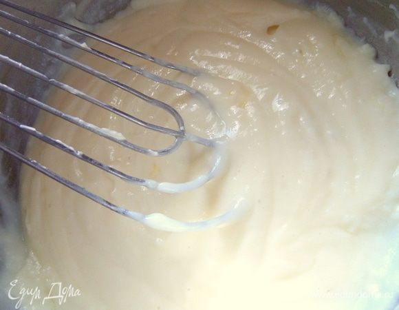 Взбить снова. В оригинале была еще вареная сгущенка — 2 ст. л., но и так достаточно сладко в итоге будет. Крем готов. Охлаждать, как для тортов, не надо.