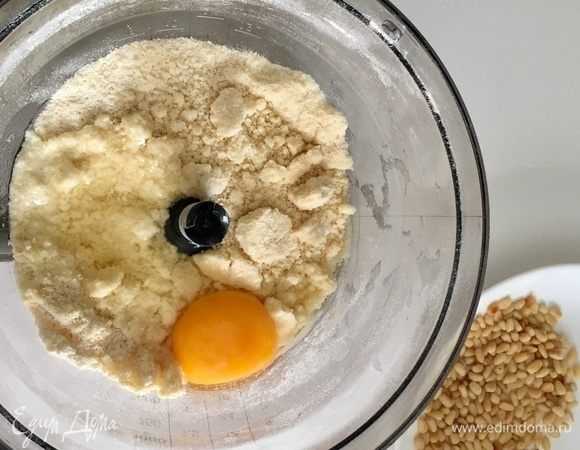 Получив крошку, наподобие сухарной, из муки, сахара и сливочного масла, добавляем яйцо и снова перемешиваем. Смотрите по консистенции теста, может понадобиться добавить ложку или две ледяной воды. Мне не понадобилось.
