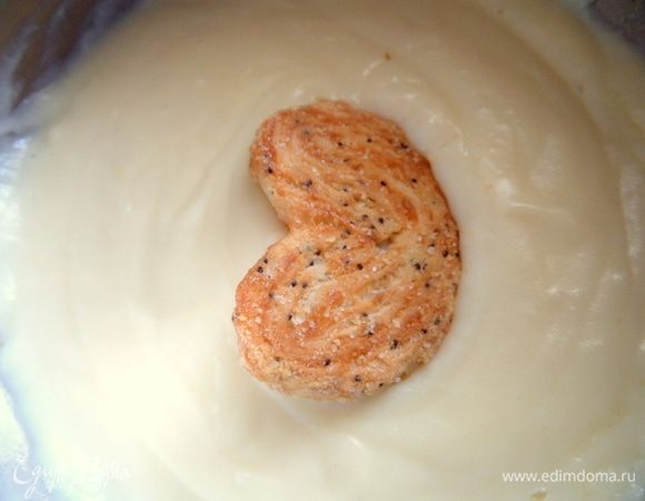 Макаем одну печеньку в крем полностью.