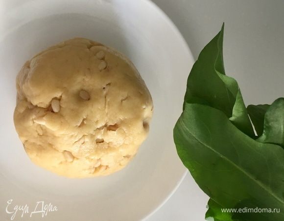 Очень быстро в комбайне прямо на глазах из всех ингредиентов формируется шар. Кедровые орешки добавить, прямо руками вмешать в уже готовое тесто. Снова сформировать шар и убрать тесто, завернув в пищевую пленку, в холодильника минут на 30.