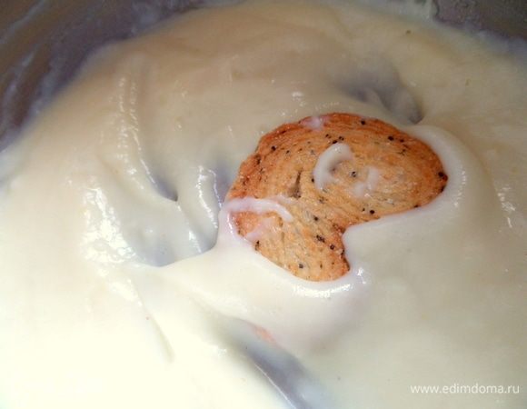 Макаем дальше... Крема не жалеем, пусть даже стекает, будет вкуснее.