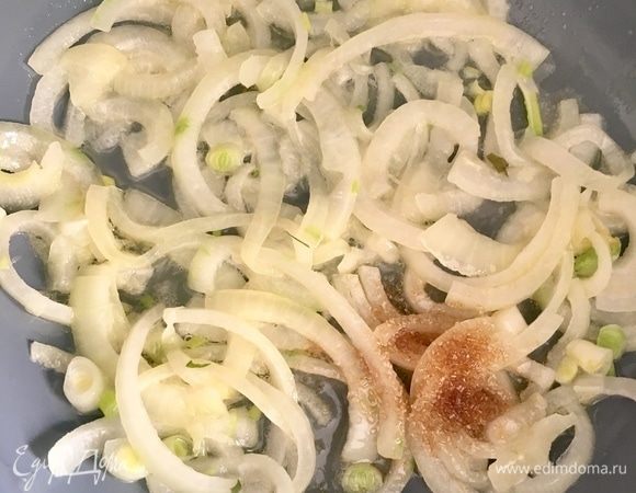 Луковицу нарезать полукольцами и обжарить на смеси сливочного и растительного масла. Немного посолить и добавить буквально чайную ложечку тростникового сахара. Мы карамелизируем лук.