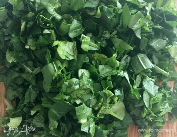 Пока лук обжаривается и карамелизуется, нарежем щавель и отправим в сковороду.