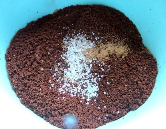 Кофе обычно я завариваю с щепоткой ванильного сахара и корицы.