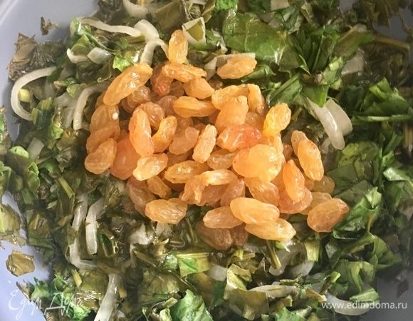 Щавель очень быстро на горячей сковороде теряет в объеме. В последнюю очередь в сковороду добавляем изюм. Держим на сковороде еще минуты 3 и выключаем. «Зеленая» начинка готова.