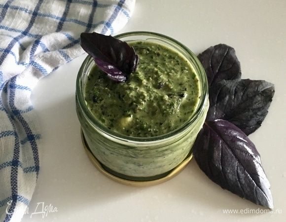 И за пару минут у вас очень ароматный домашний соус песто готов. Это быстрее, чем в магазин за ним сходить. Если соус густоват, добавьте немного кипяченой водички.