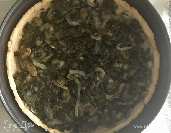 Через 20 мин форму с песочной основой достаньте из духовки, положите начинку из щавеля, лука и изюма.