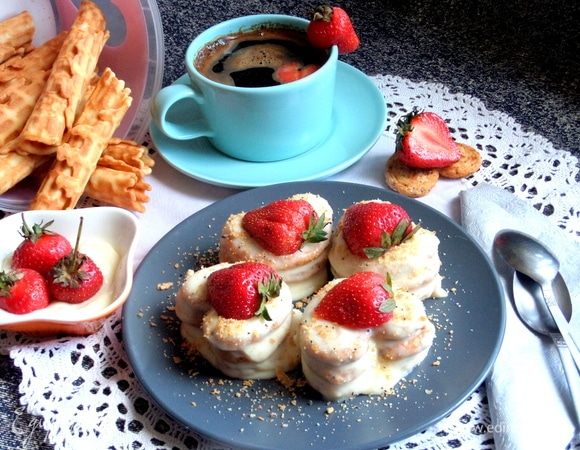 Мои пироженки стояли в холодильнике пару часов только, но мы торопились снять пробу.