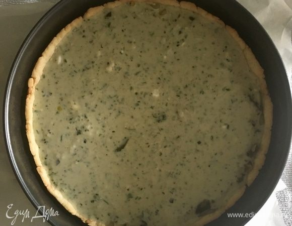 Вылейте сырно-яичную смесь.