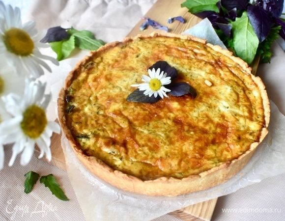 И вуаля! Вот такой золотистый красавец пирог к вечернему чаю на столе! На тонюсеньком хрустящем песочном коржике уютно расположилась кисло-сладенькая начинка из щавеля с капельками изюма! А солоноватая сырная верхушечка очень интересно оттеняет начинку, придавая пирогу некую завершенность и ставя вкусную логическую точку!