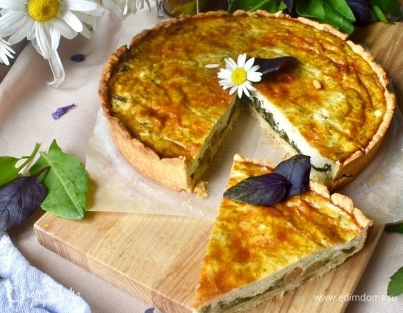 Мы разрезали пирог уже полностью остывшим и дегустировали, запивая горячим сладким чаем! Очень вкусно! Вкус довольно интересный, многогранный, пикантный, но в тоже время все гармонично, свежо и зелено по-летнему!