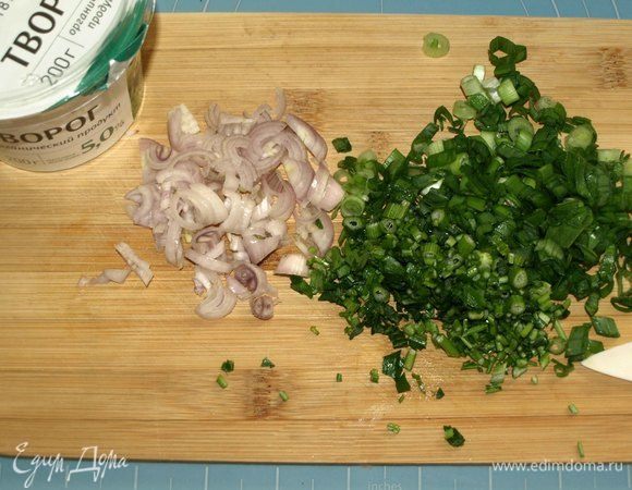Лук шалот мелко нарезать. Зеленый лук, зелень мелко порубить.