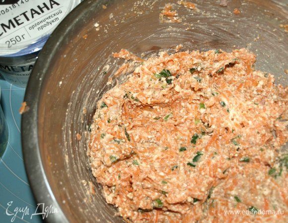 Добавить яйца. Перемешать. Добавить просеянную муку. Тщательно перемешать.