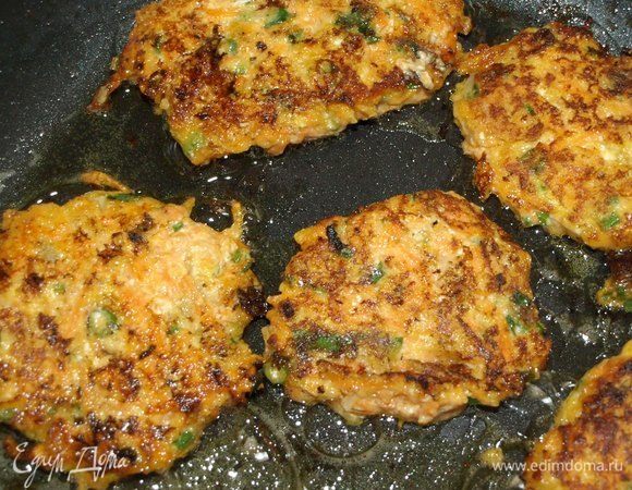 В сковороде разогреть растительное масло. Жарим оладьи с двух сторон до готовности.