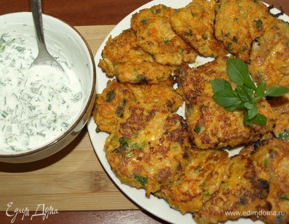 Готовые оладьи выкладываем на блюдо. Подаем с соусом.