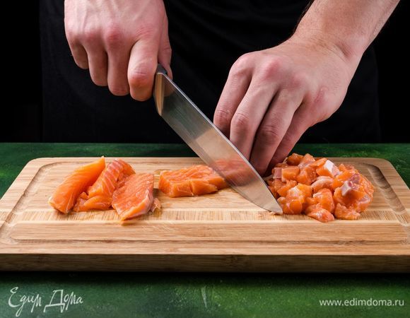 Филе лосося ТМ «Магуро» разморозьте, промойте и обсушите. Отделите кожу и кости, нарежьте рыбу мелким кубиком.