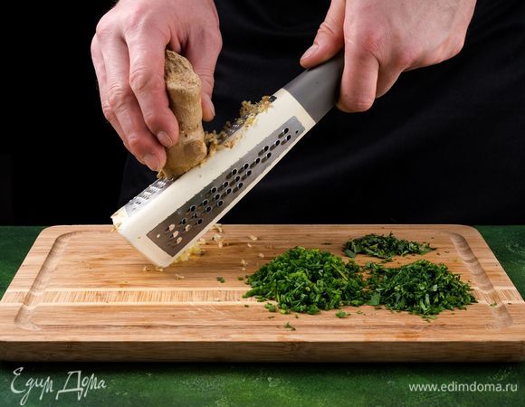 Петрушку, лук-резанец, эстрагон измельчите. Корень имбиря (2,5 см) натрите на терке.<br />
 