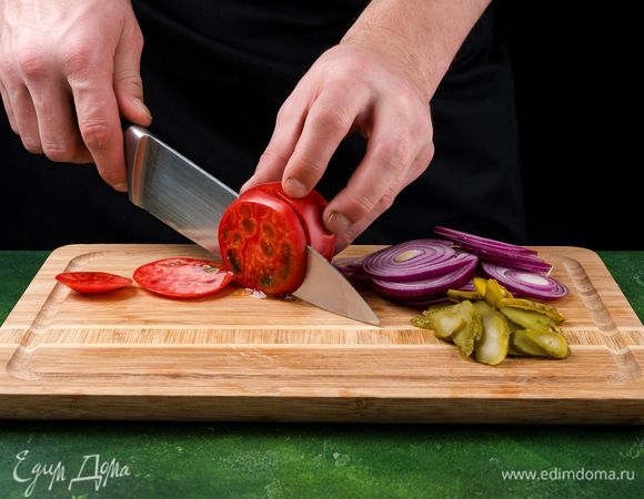 Помидоры, корнишоны и лук нарезать кружками.<br />
 