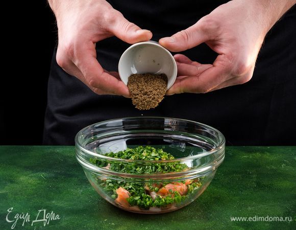 В глубокой емкости соедините рыбу, нарезанную зелень, молотый кориандр, имбирь. Добавьте соль и перец по вкусу, все перемешайте и поставьте в холодильник.