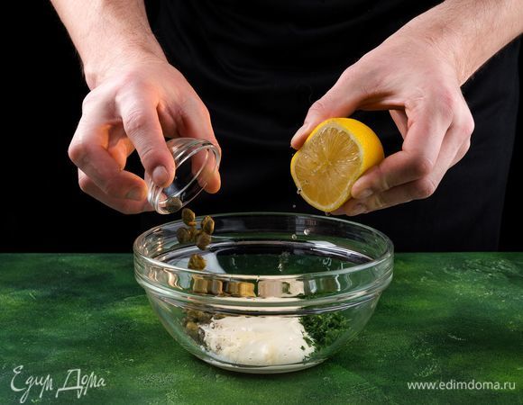 Пока фарш охлаждается, приготовьте соус для бургеров — ремулад. Промойте и обсушите каперсы, также измельчите и зелень. Смешайте в миске майонез, каперсы, корнишоны, зелень, лимонный сок, горчицу и хрен. Все перемешайте, добавьте соль и перец по вкусу. Уберите в холодильник.