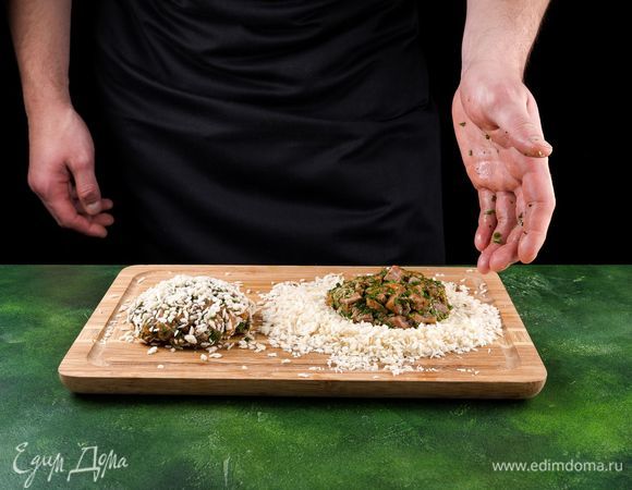 Достаньте из холодильника рыбный фарш, сформируйте котлеты, запанируйте их в сухарях.