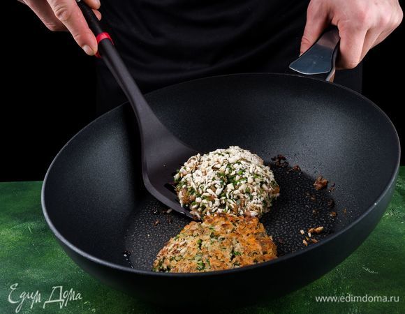 Обжарьте котлеты на растительном масле до готовности.