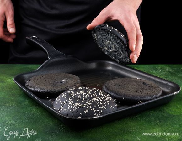 Булочки для бургеров разрежьте пополам, смажьте сливочным маслом и поджарьте на сковороде.