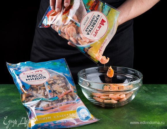 Креветку северную и мясо мидий ТМ «Магуро» разморозьте и промойте. Креветки очистите.
